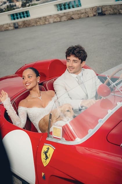Los recién casados recorrieron las calles monegascas en una Ferrari 250 Testa Rossa, un clásico roadster biplaza de 1957