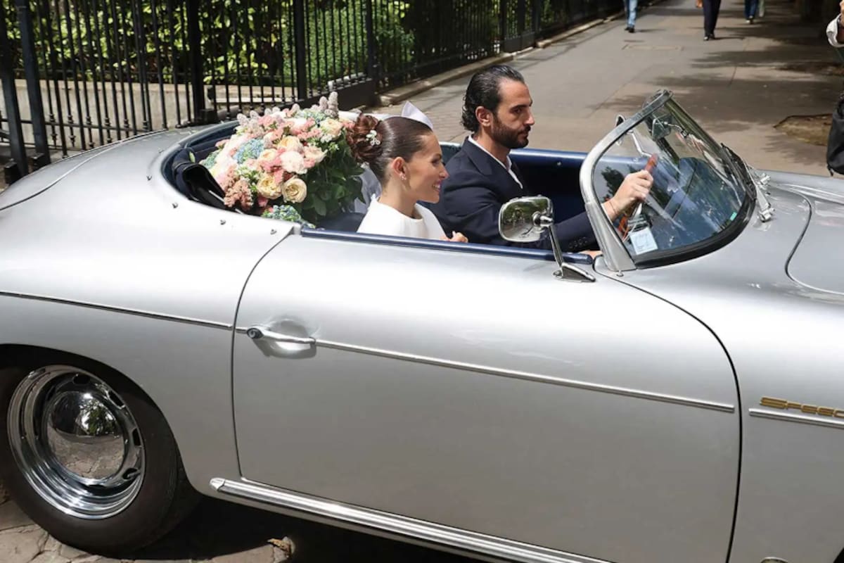 Los recién casados salieron del ayuntamiento del distrito 16 de París en un Porsche clásico, una de las postales más comentadas de la boda
