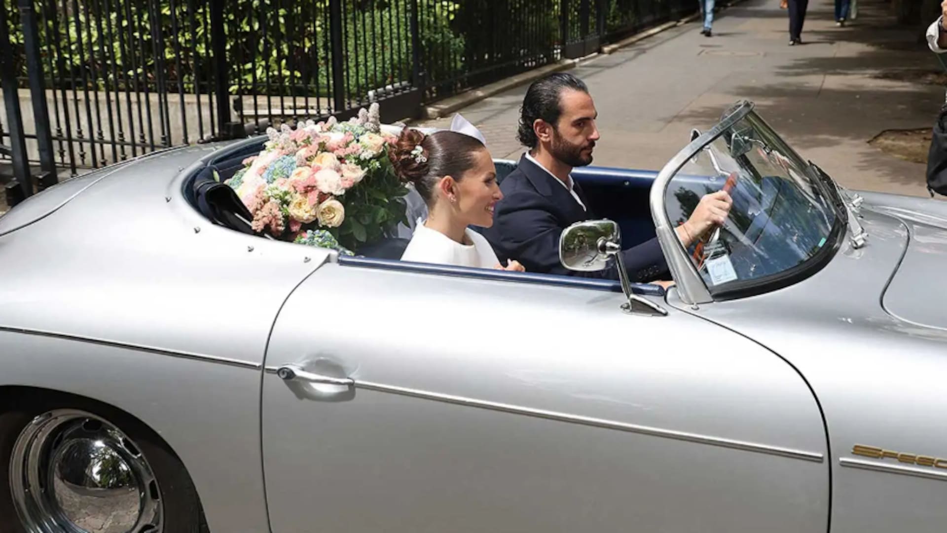 Los recién casados salieron del ayuntamiento del distrito 16 de París en un Porsche clásico, una de las postales más comentadas de la boda