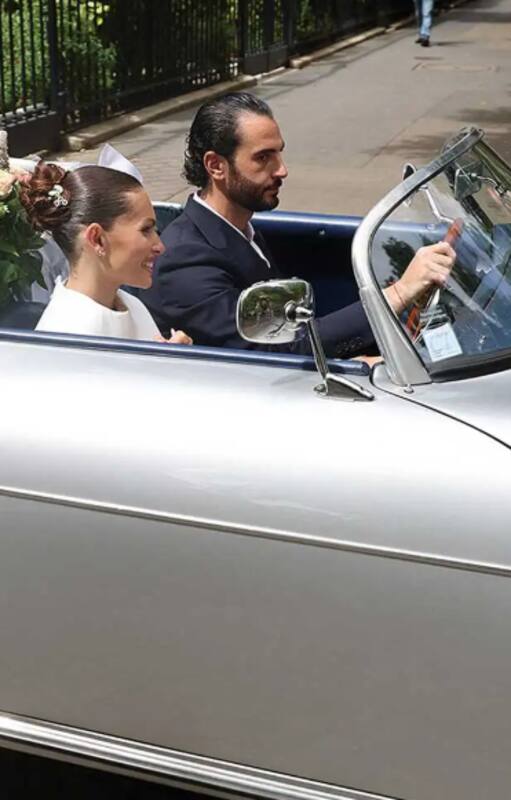 Los recién casados salieron del ayuntamiento del distrito 16 de París en un Porsche clásico, una de las postales más comentadas de la boda