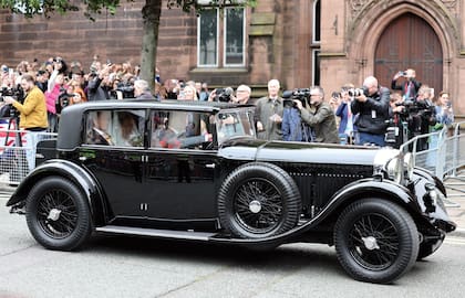 Los recién casados usaron el mismo auto para partir hacia su fiesta de bodas.