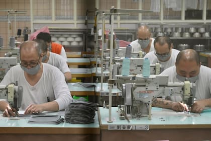 Los reclusos cosen barbijos en la prisión de Taipei en la ciudad de Taoyuan, norte de Taiwán, el 10 de marzo de 2020
