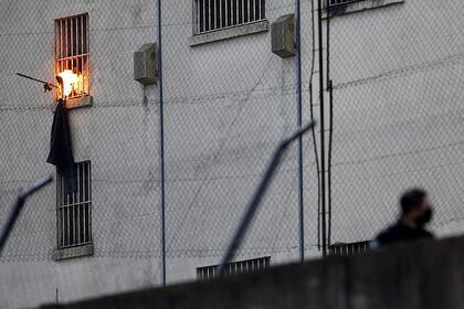 Los reclusos incendian objetos en el interior de la cárcel