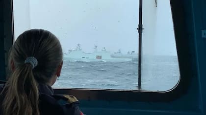 Los reclutas observan otros buques de guerra de la OTAN desde la fragata noruega Otto Sverdrup.