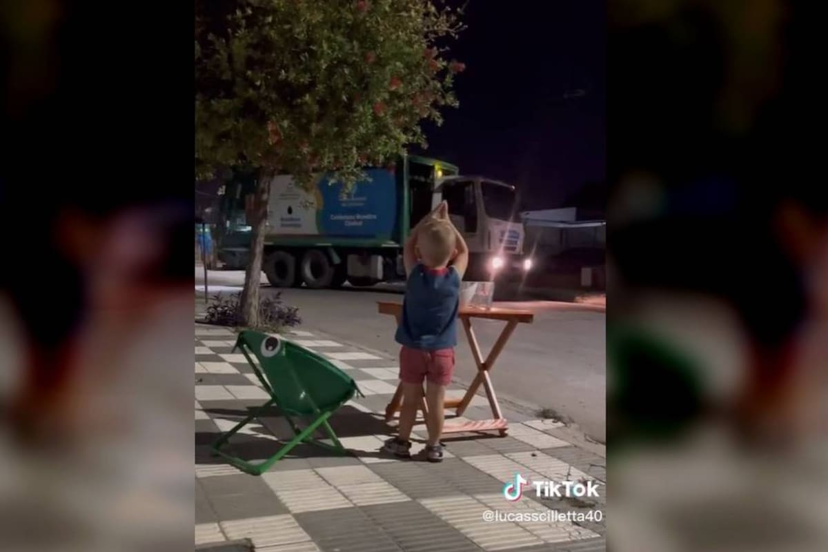 Los recolectores saludan con su bocina todas las noches a Santino y él los esperó con agua y gaseosas para que se refresquen en una noche calurosa