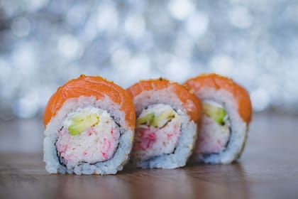 Los recortes a la importación y los altos costos impactan sobre el salmón, un insumo que es importado en la Argentina.