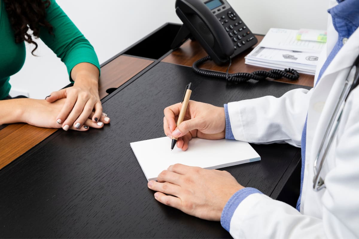 Los recortes que limitan la cobertura médica en California afectan a migrantes mayores de 19 años que son indocumentados o no tienen un estatus “satisfactorio”
