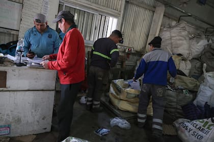 Los recuperadores trabajan en la nueva planta con 27 materiales reciclables