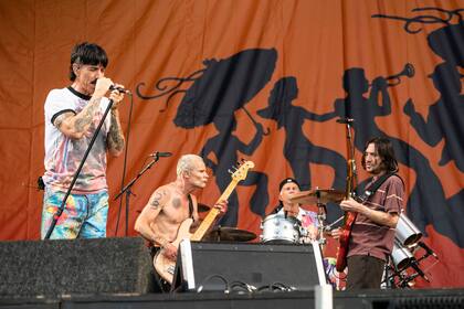Los Red Hot Chili Peppers, de izquierda a derecha Anthony Kiedis, Flea, Chad Smith y John Frusciante, tocan en el Festival de Jazz y Herencia de Nueva Orleans el domingo 1 de mayo de 2022. (Foto por Amy Harris/Invision/AP)