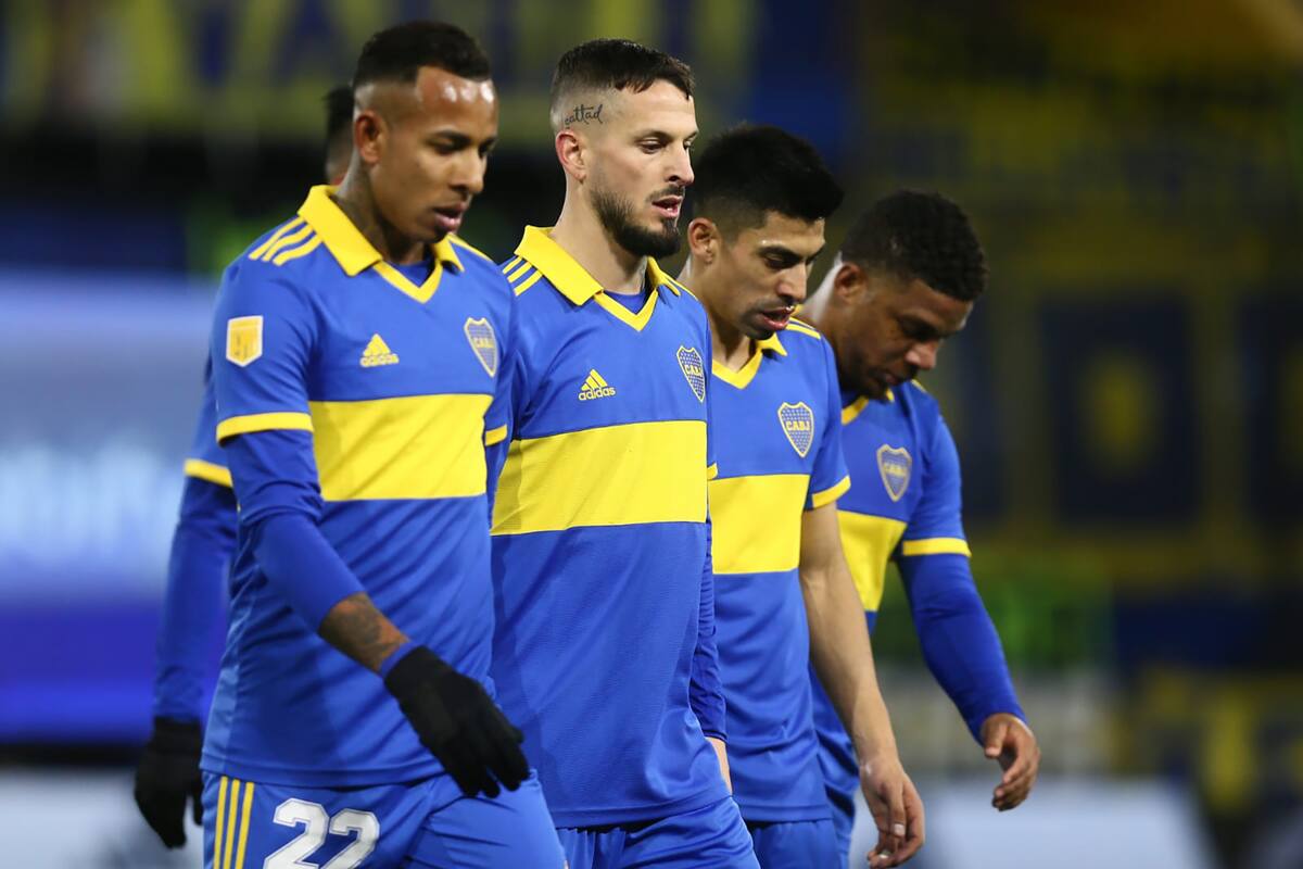 Los referentes están bajo la mira del Consejo de Fútbol; Darío Benedetto, Sebastián Villa y Frank Fabra (en medio, Juan Ramírez) no tienen aseguradas sus permanencias en Boca.