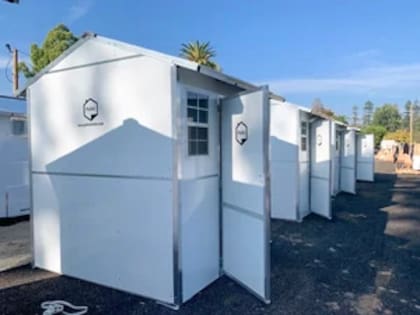 Los refugios del programa Tiny Shelter de Village for Vets ofrecen alojamiento temporal a veteranos que viven en la calle, mientras buscan una solución habitacional permanente