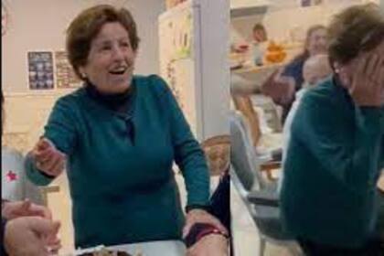Los regalos elegidos por la familia sorprendieron a la abuela por el parecido con objetos de su propio hogar