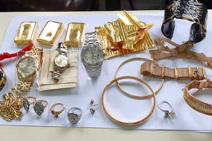 Los relojes, anillados y lingotes de oro secuestrados a la azafata