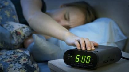 Posponer la alarma varias veces genera un daño silencioso en el cuerpo