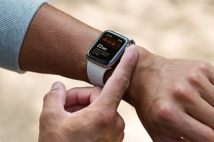 Los relojes inteligentes como el Apple Watch, que ya cuentan con la opción para realizar un electrocardiograma, podrían aprovechar este algoritmo que permite analizar los latidos del corazón para validar la identidad de una persona