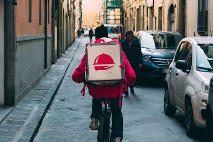 Los repartidores de comida están expuestos a accidentes de tráfico
