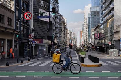 Los repartidores y el coronavirus: "Salvamos vidas haciendo las compras"