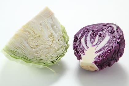 Los repollos crudos son muy ricos y nutritivos. Cada variedad tiene hojas con su propia textura y, por lo tanto, algunas deben rallarse, otras cortarse en tiritas, y las lilas deben cocinarse un poquito para ablandarlas