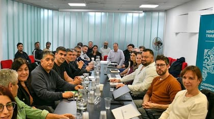Los representantes de ATE y otros sindicatos estatales bonaerenses, el jueves pasado, en reunión paritaria con el gobierno provincial