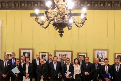Los representantes de cámaras empresariales posaron junto a Caputo y Serenellini