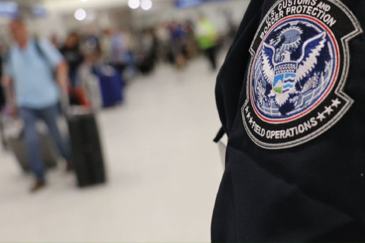 Los representantes de la Oficina de Aduanas y Protección Fronteriza retuvieron al pasajero