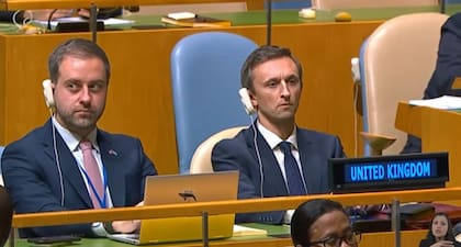 Los representantes del Reino Unido escuchan el discurso de Milei