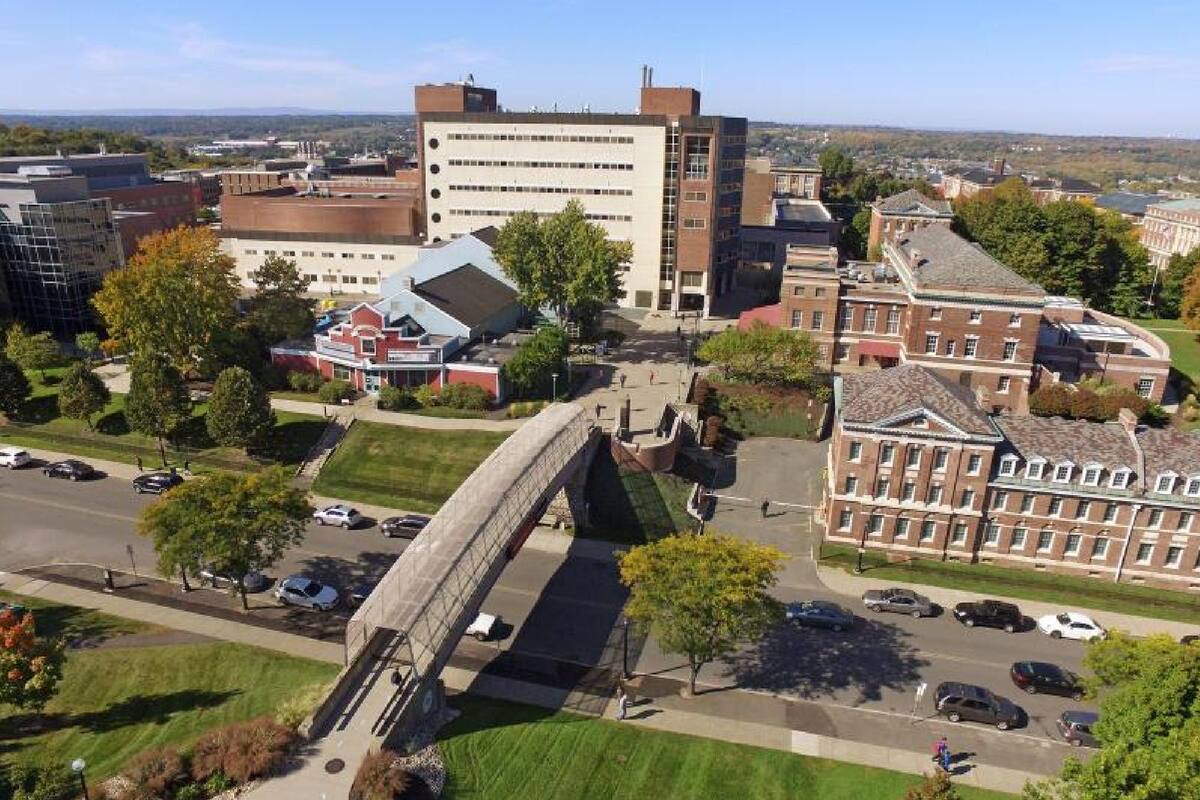 Los representantes del Rensselaer Polytechnic Institute presentaron una demanda contra la empresa proveedora del servicio de limpieza y mantenimiento