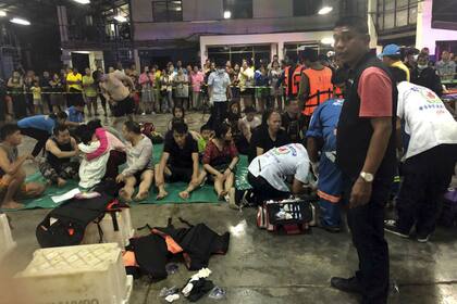 Los rescatados por el naufragio en Tailandia, en un centro de atención, en