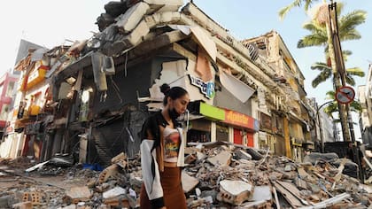 Los rescatistas buscan a más de 2000 personas cuyo paradero se desconoce en medio del estado de emergencia nacional