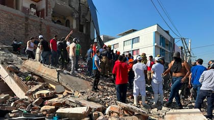 Los rescatistas buscan a más de 2000 personas cuyo paradero se desconoce en medio del estado de emergencia nacional