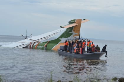 Los rescatistas buscan sobrevivientes después de que un vuelo de Precision Air que transportaba a 43 personas se precipitara al lago Victoria cuando intentaba aterrizar en la ciudad lacustre de Bukoba, Tanzania, el 6 de noviembre de 2022.
