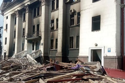 Los rescatistas buscan sobrevivientes en las ruinas de un teatro destrozado por los ataques aéreos rusos en la ciudad sitiada de Mariupol, mientras que el feroz bombardeo ruso mató a decenas en una ciudad del norte durante el último día, según el gobernador local.