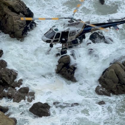Los rescatistas de la Patrulla de Carreteras de California pusieron en marcha maniobras para salvar a los pasajeros