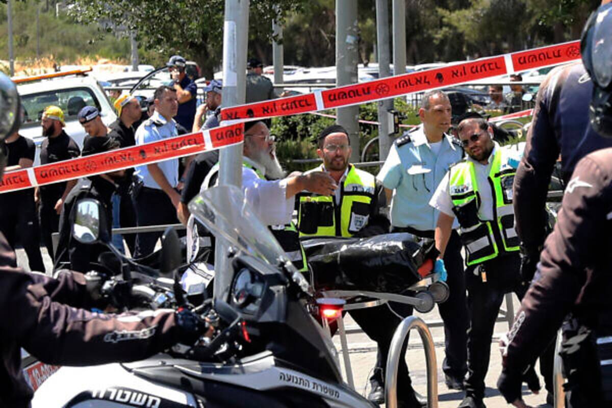 Los rescatistas israelíes retiran un cuerpo de la escena de un ataque en Jerusalén, el lunes 24 de mayo de 2021. Un soldado israelí y un civil fueron apuñalados el lunes cerca de una estación de tren ligero en el este de Jerusalén