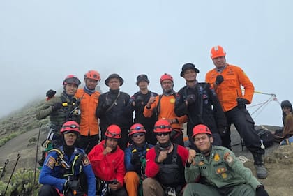 Los rescatistas que encontraron el cuerpo de Juliana, la turista brasileña que había caído en un volcán en Indonesia