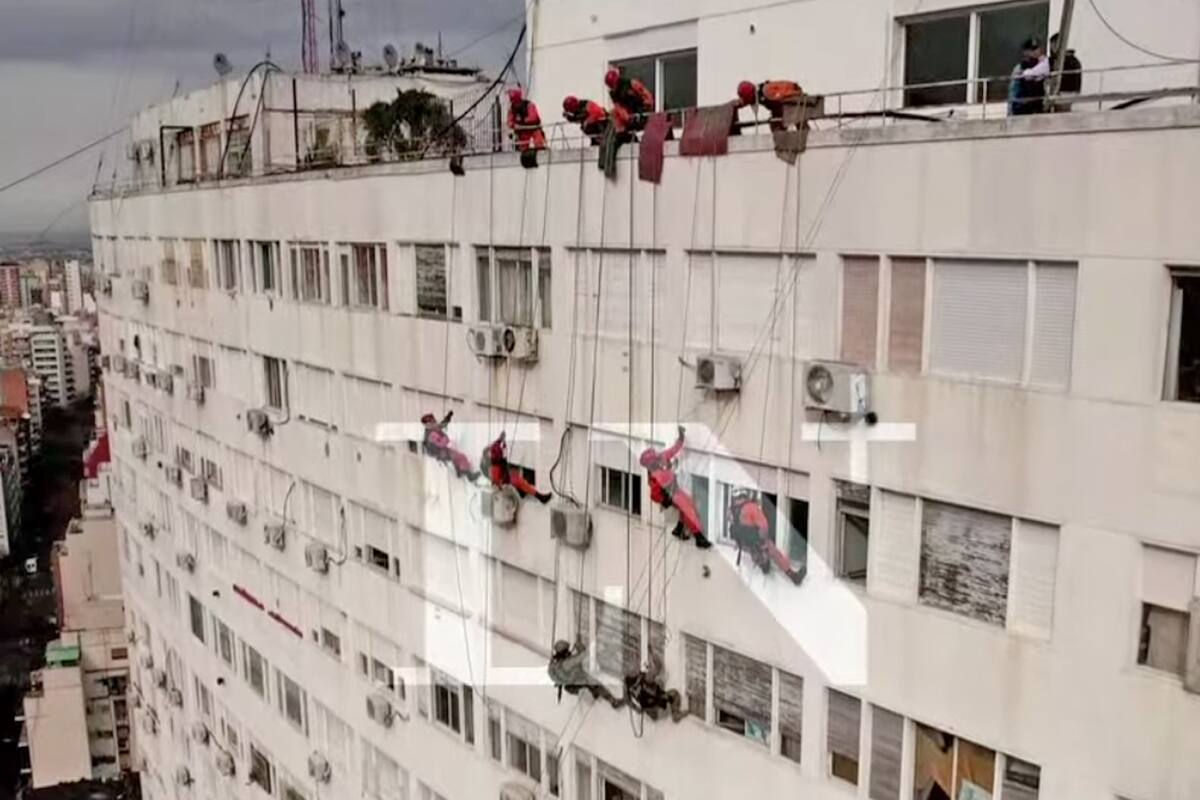 Los rescatistas que entraron al edificios donde un matrimonio se había atrincherado en el barrio de Caballito