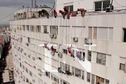 Los rescatistas que entraron al edificios donde dos hermanos se habían atrincherado en el barrio de Caballito