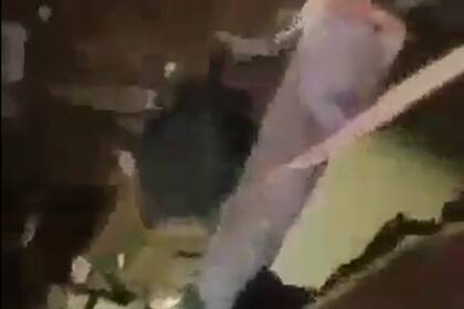 Los rescatistas removieron los elementos que bloqueaban el acceso a la menor y lograron sacarla del lugar