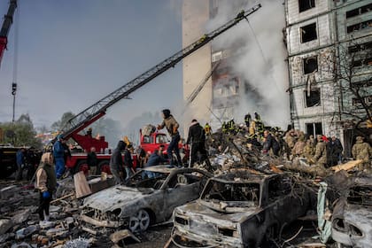 Los rescatistas remueven los escombros de un edificio tras el ataque ruso sobre Uman