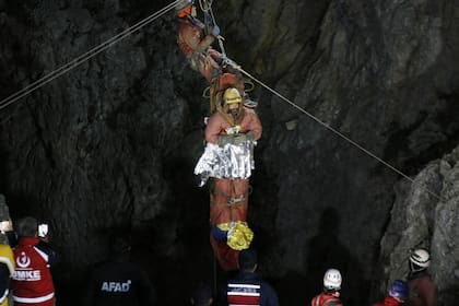 Los rescatistas sacan al investigador estadounidense Mark Dickey de la cueva de Morca cerca de Anamur, al sur de Turquía, la madrugada del martes 12 de septiembre de 2023