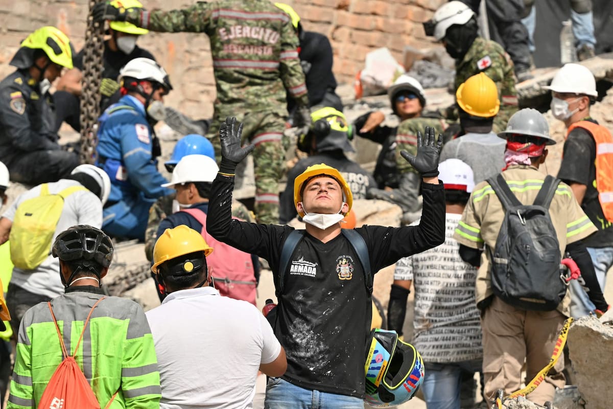 Los rescatistas siguen trabajando en las ruinas del terremoto para dar con sobrevivientes (Photo by Luis ACOSTA / AFP)