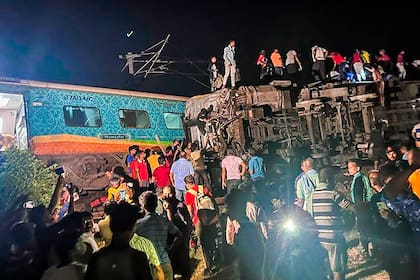 Los rescatistas trabajan para encontrar sobrevivientes entre los hierros retorcidos del tren en Orissa