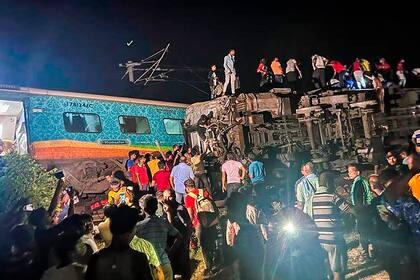 Los rescatistas trabajan para encontrar sobrevivientes entre los hierros retorcidos del tren en Orissa
