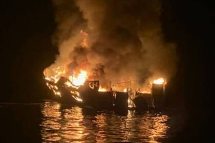La Guardia Costera suspendió la búsqueda de sobrevivientes en la embarcación que ardió en la costa de California