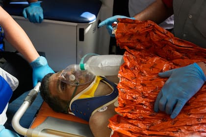 Los rescatistas transportan a Hernán Gil Flores tras ser rescatado de entre los escombros una semana después de quedar atrapado por los dos terremotos que azotaron Catia La Mar, Venezuela