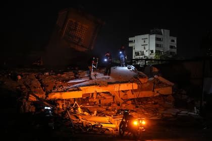 Los residentes buscan entre los escombros dos días después del terremoto que azotó La Guaira, Venezuela, el viernes 26 de junio de 2026. (AP Foto/Matías Delacroix)