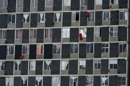 Los residentes cuelgan trapos rojos en sus ventanas como señal de socorro para recibir ayuda del gobierno en medio del brote de coronavirus en Bogotá el 15 de abril de 2020