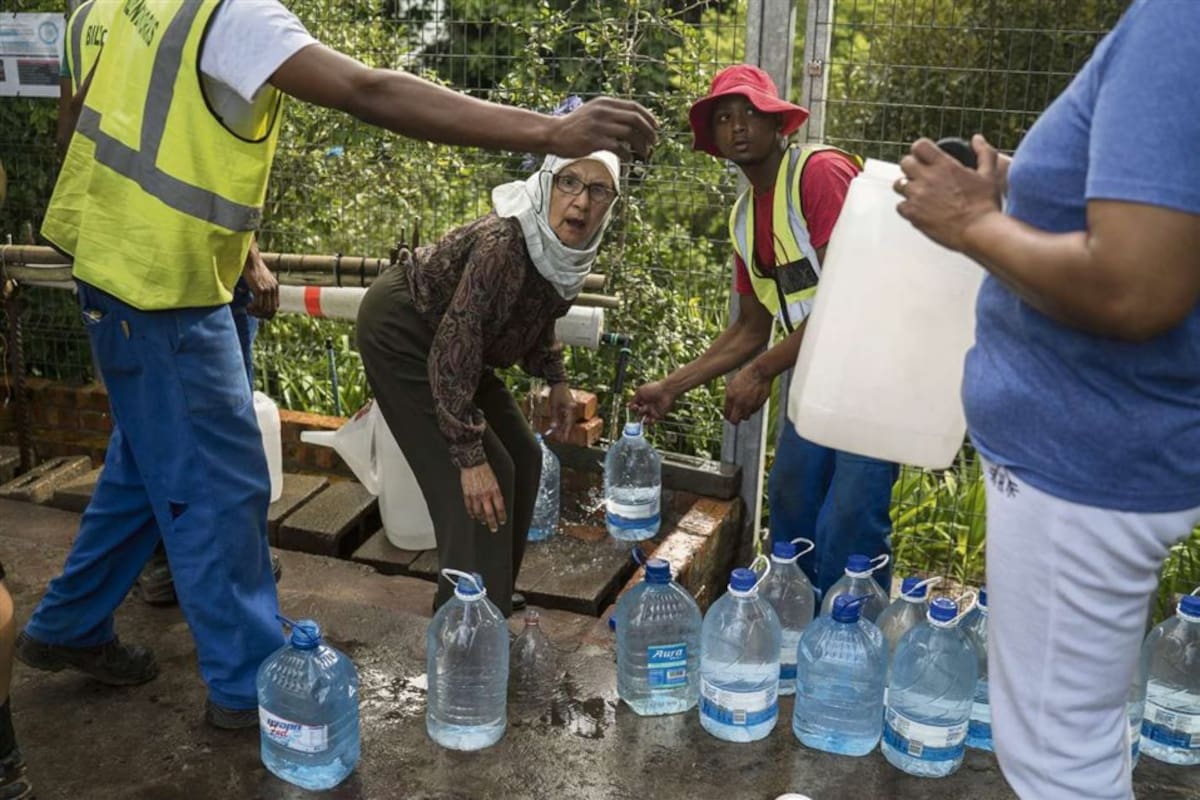 Los residentes de Ciudad del Cabo recolectan agua de una fuente natural en la zona de Newlands