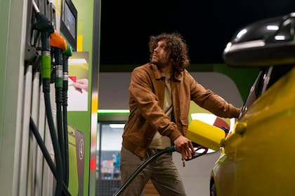 Los residentes de Florida observan con cautela el incremento en el precio de la gasolina