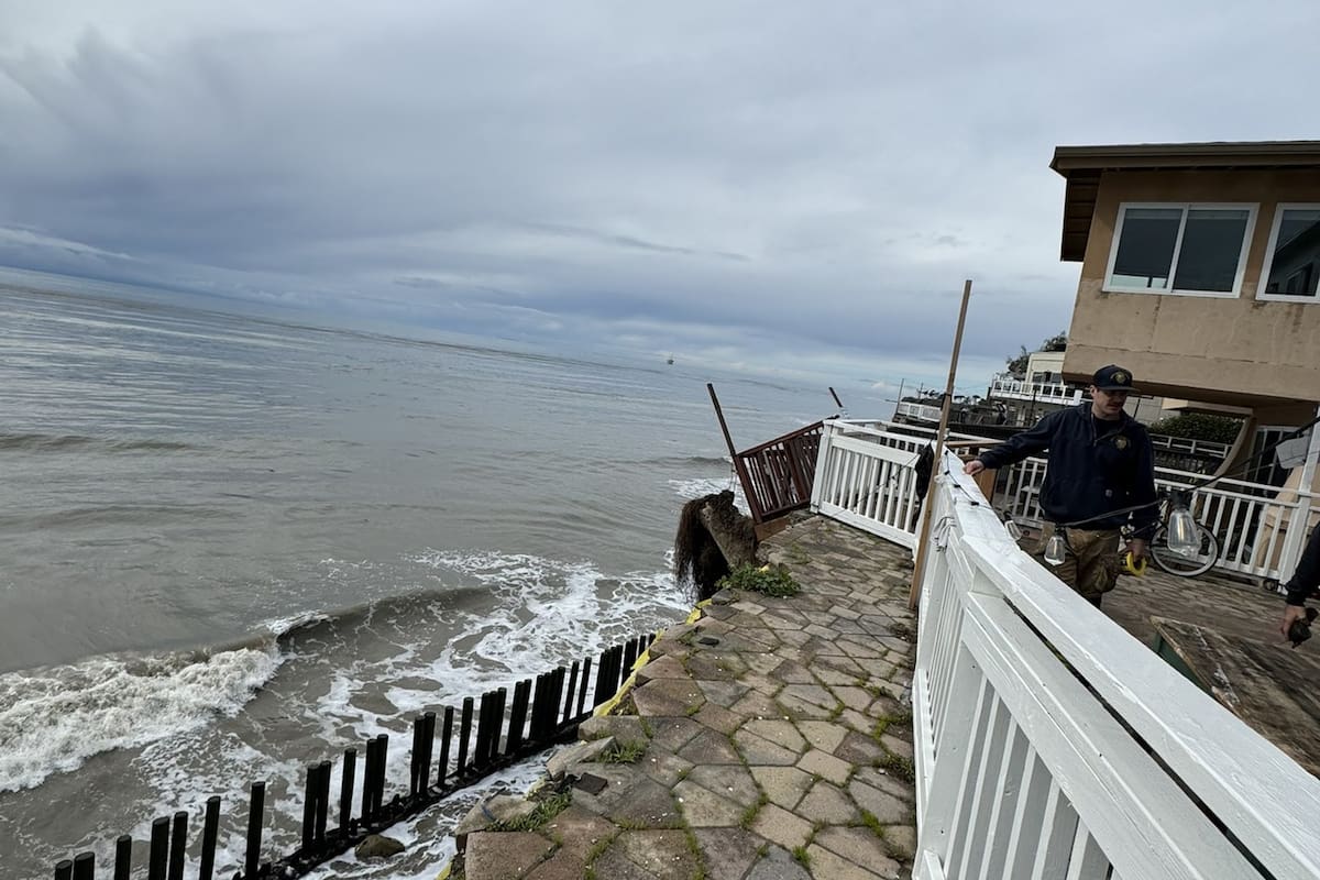 Los residentes de la zona, la mayoría universitarios, podrían estar en riesgo por los derrumbes en los acantilados